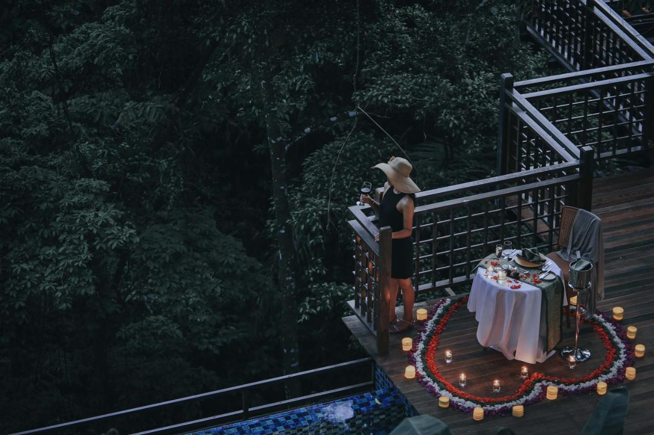 The Sebali Resort Ubud Eksteriør bilde A woman at a romantic dinner